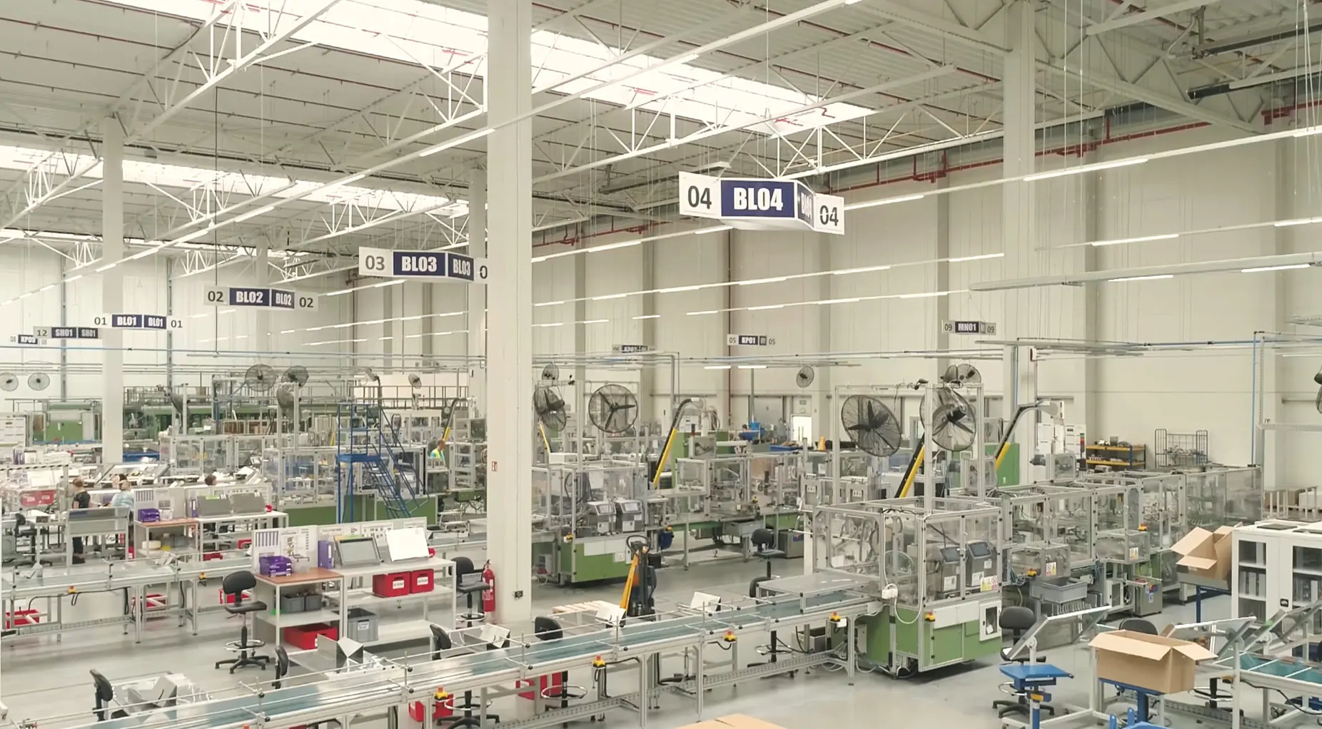 Packaging facility with automated production equipment and peak electricity demand profiles