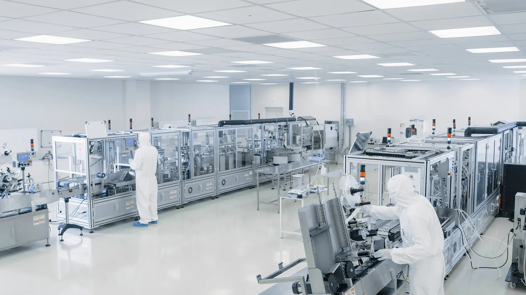 Pharmaceutical manufacturing clean room facility with controlled production environment